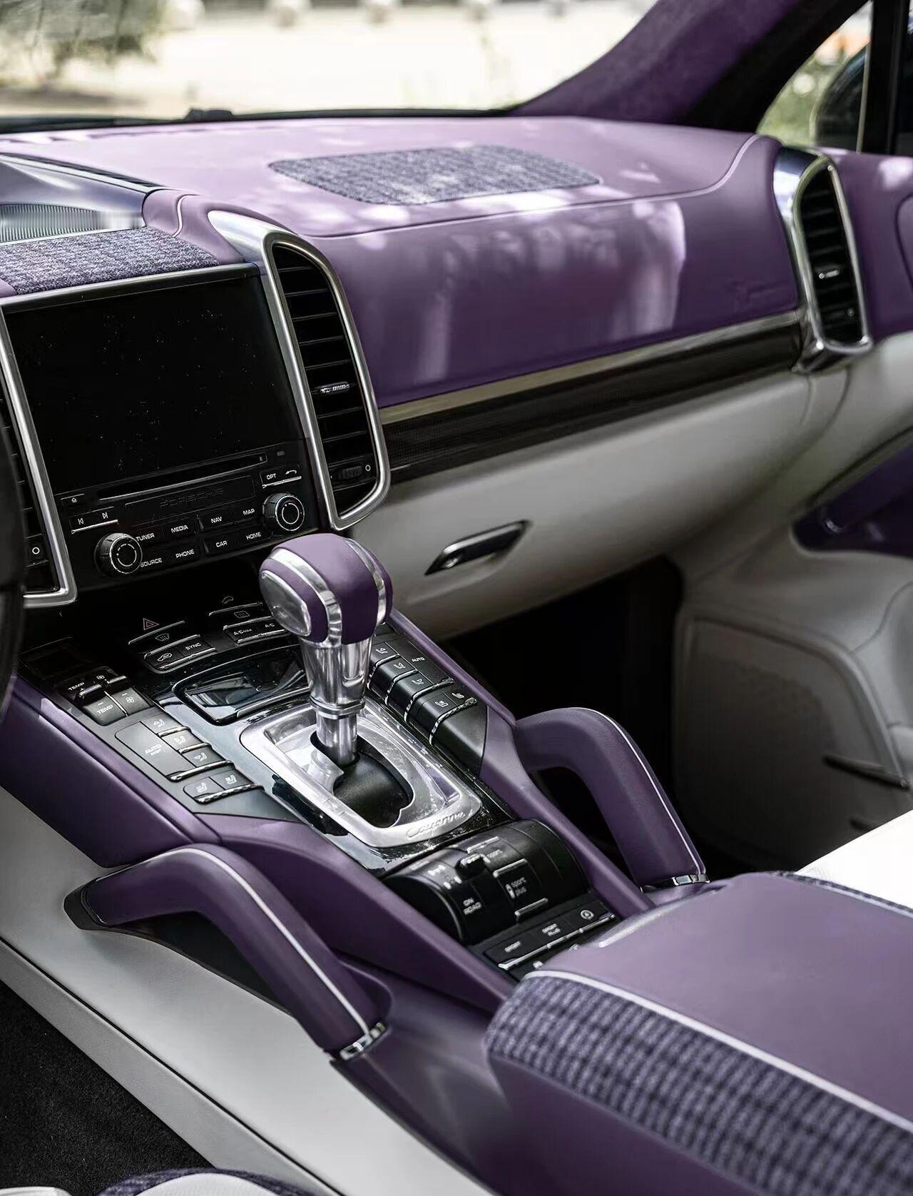 保时捷卡宴——树莓紫与白的双色美学当暮色降临阿尔卑斯山麓，最后一缕天光沉入针叶林