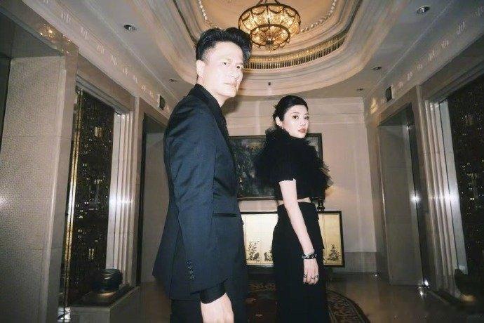 徐冬冬尹子维重回3年前约会地徐冬冬尹子维重游珠海这是真大佬和真大嫂，有没有人给
