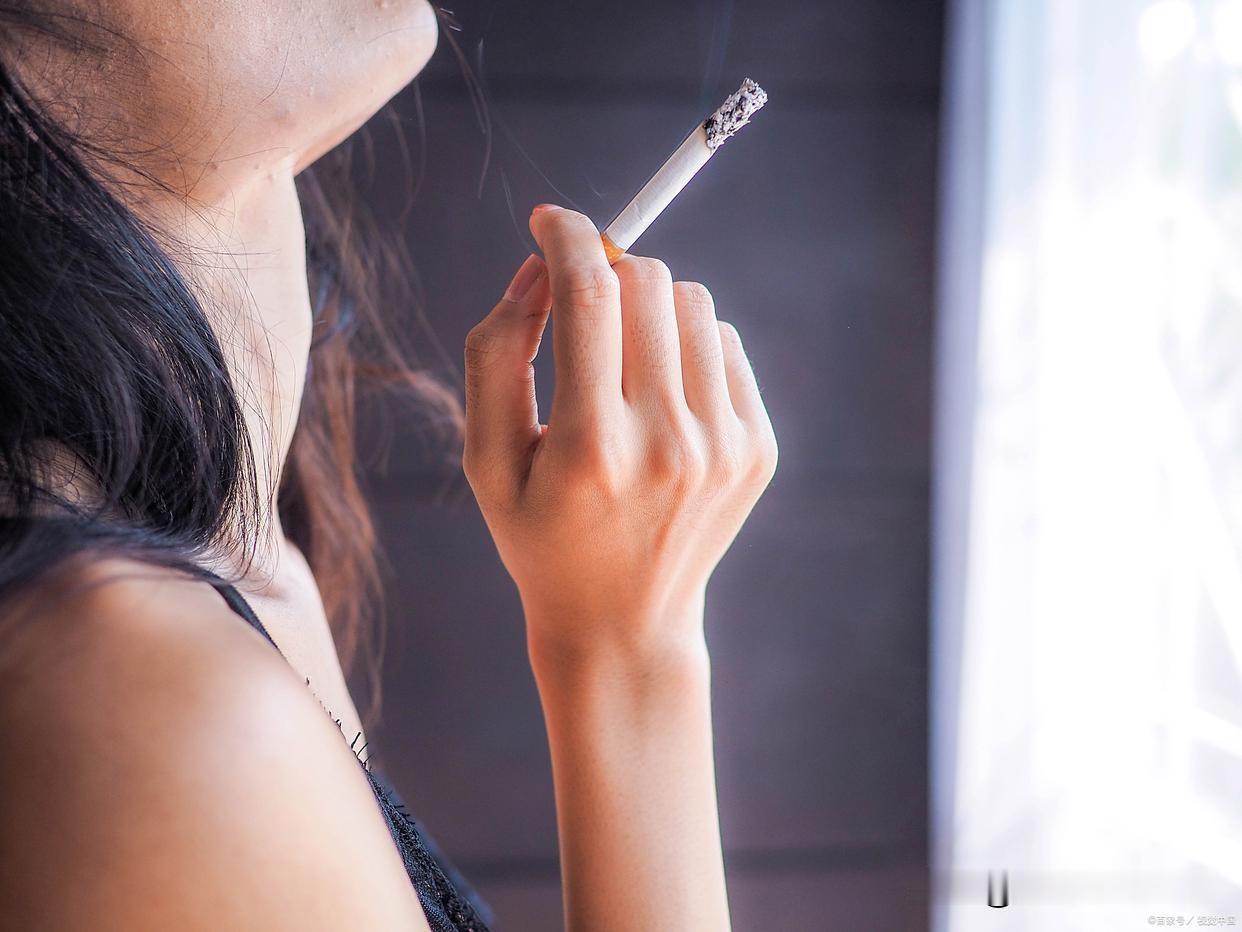 【故事】哥俩聊烟有一对亲哥俩，平时都爱抽烟，弟弟的烟瘾比哥哥大，由于手头拮据