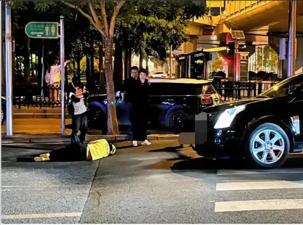 在上海发生了一件暖心的故事，一位女子点了外卖，等了许久也没送到，于是打电话给商家