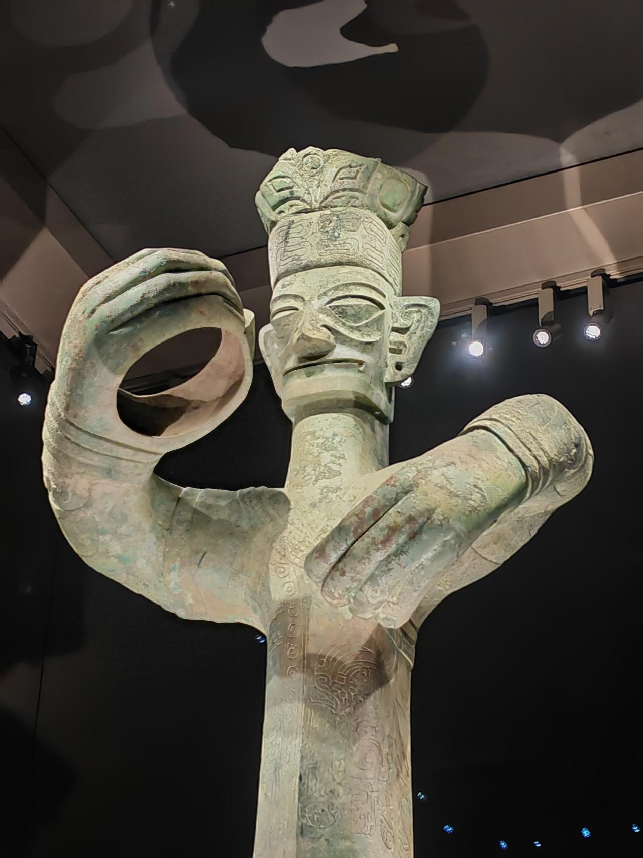 三星堆大立人即尧帝的核心证据身高匹配：大立人通高2.62米，与《竹书纪年》记载