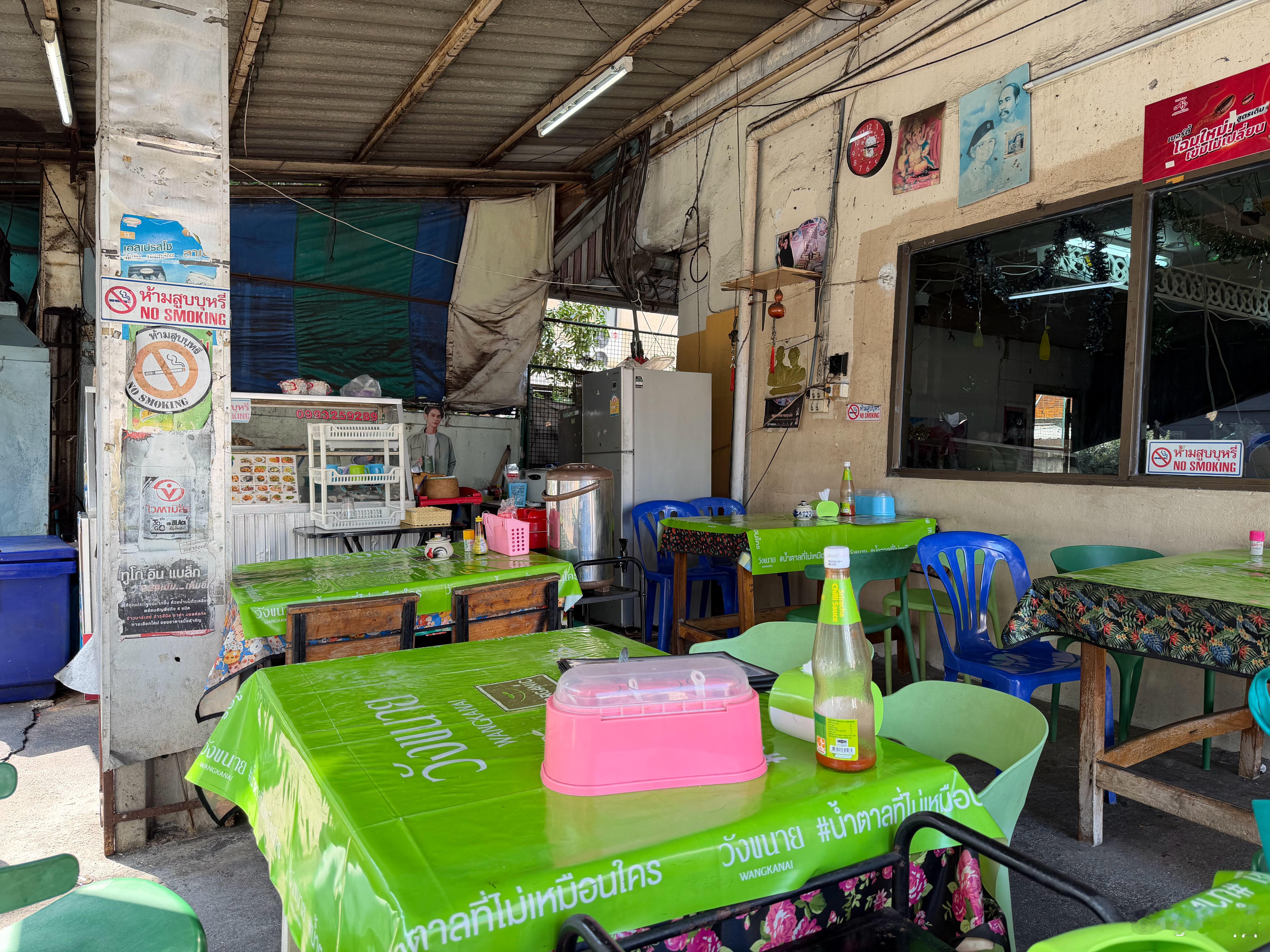 泰国第一餐，找家路边的小馆子，两份饭加两颗饭，人民币28块钱。打抛饭味道还行