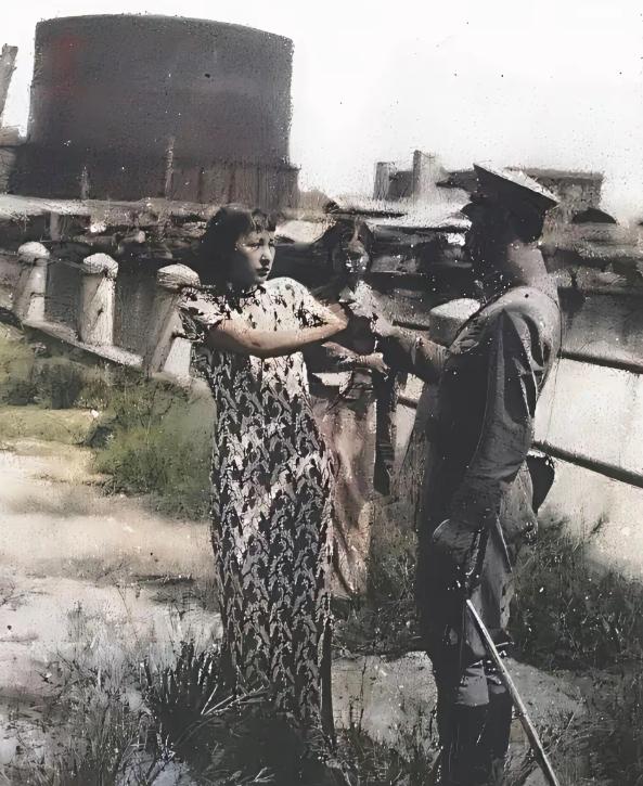 侵华战争期间，一名日本军官正在欺负一名身穿旗袍的姑娘。这名军官身上挎着手枪，他一