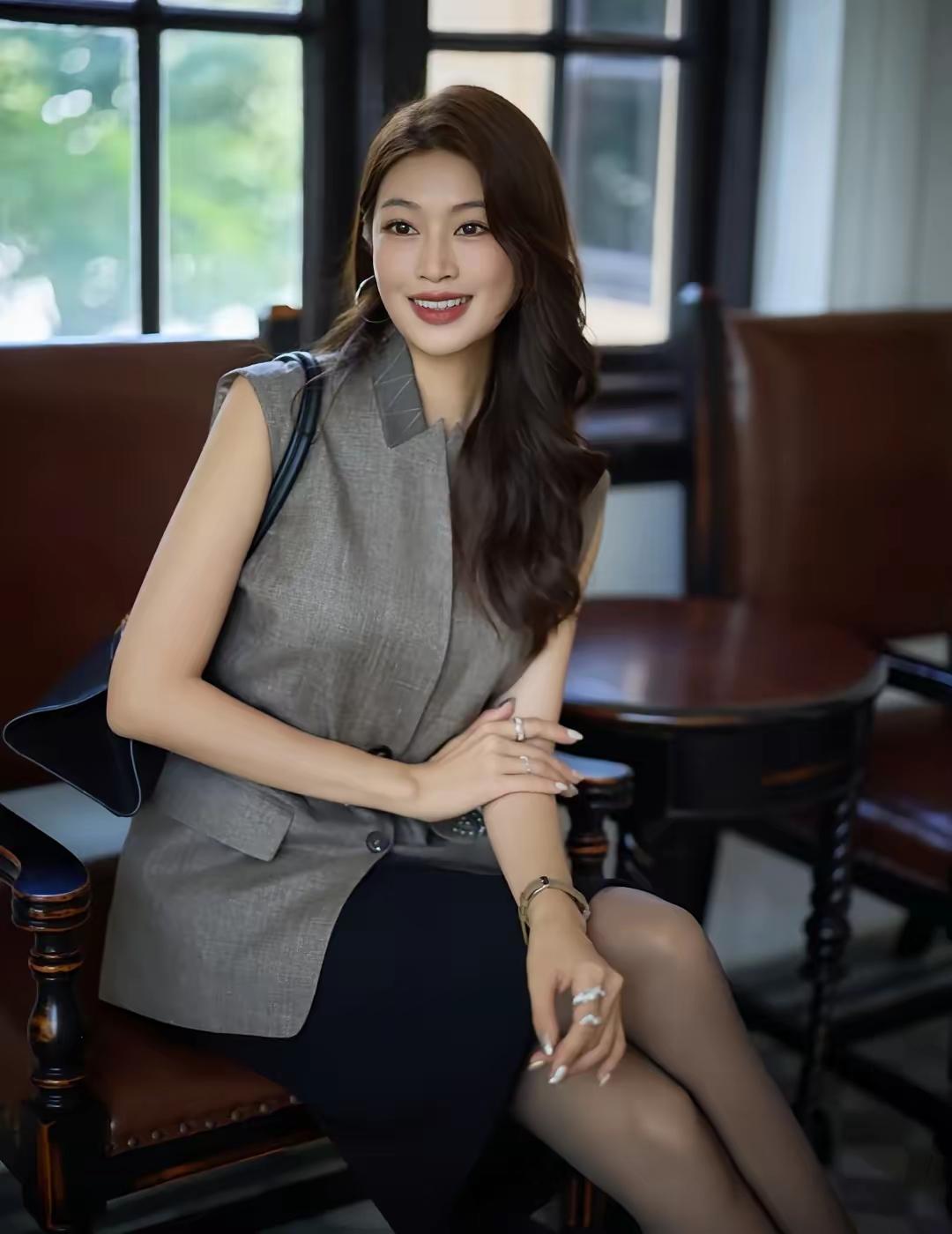 一个干净的人，并非不食人间烟火，不染世俗，而是灵魂深处有净土，思想背后有初心。（