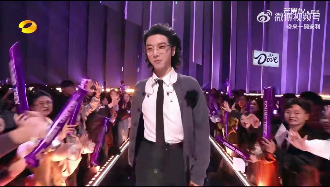 何炅一句话封神！华晨宇不愧是冠军天花板！谁的DNA动了？何炅说华晨宇是冠军