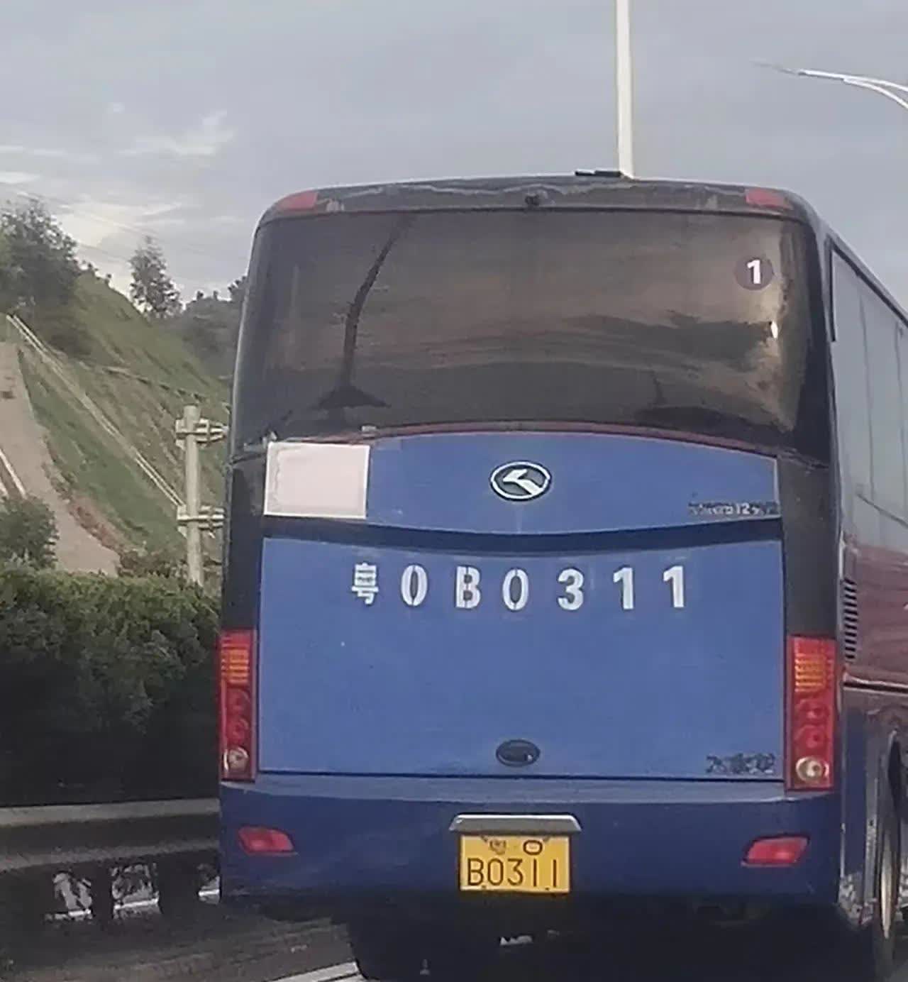 广东深圳，有一名男子驾车回深圳，在高速路上看到一辆大巴车挂着一个奇怪的车牌，这个