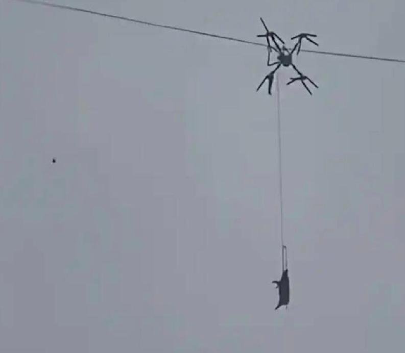 ＃猪飞天＃四川巴中通江县铁佛镇，上周六（24日）凌晨，有村民尝试用无人机吊“年