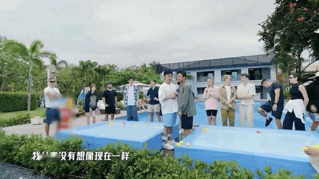 邓超的忍耐力也是顶级的被邓超在《五哈》的表现笑到流泪！和陈赫玩推手，两人贴脸对