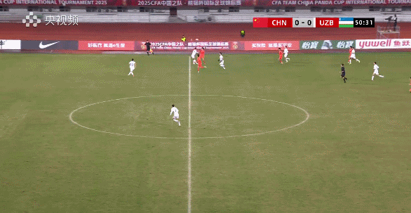 这是国足最好的一次进攻机会，留洋荷乙的王博豪基本功还是差点意思，这个单刀球居然趟