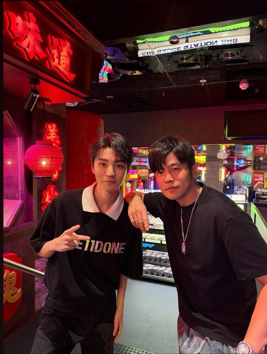 王俊凯和周杰伦，这一对真的太好嗑了！从16岁到27岁，王俊凯连续11年在