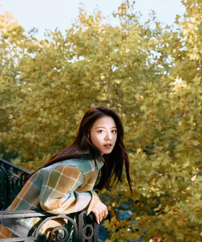 -赵今麦在国外美出新高度！初秋阳光配上她明媚的脸庞，这组图美得我心都化了！**