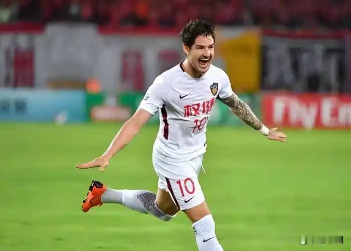 前天津权健外援帕托彻底“入乡随俗”，被中国球迷亲切称为“帕建国”。据中国新闻网报