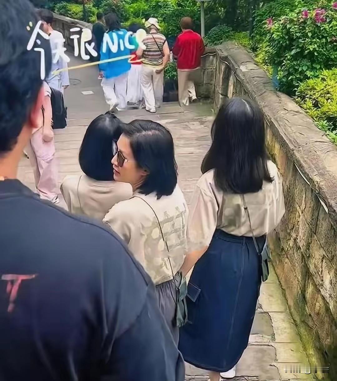 陆毅一家现身重庆打卡啦！老陆一件蓝格衬衫配短裤，依旧是那个身形高大的帅大叔。最绝