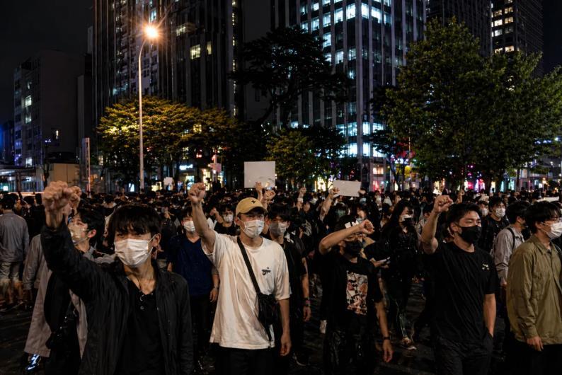 东京民众抗议日本军事化政策日本东京约3.6万名示威者聚集在东京国会大厦前