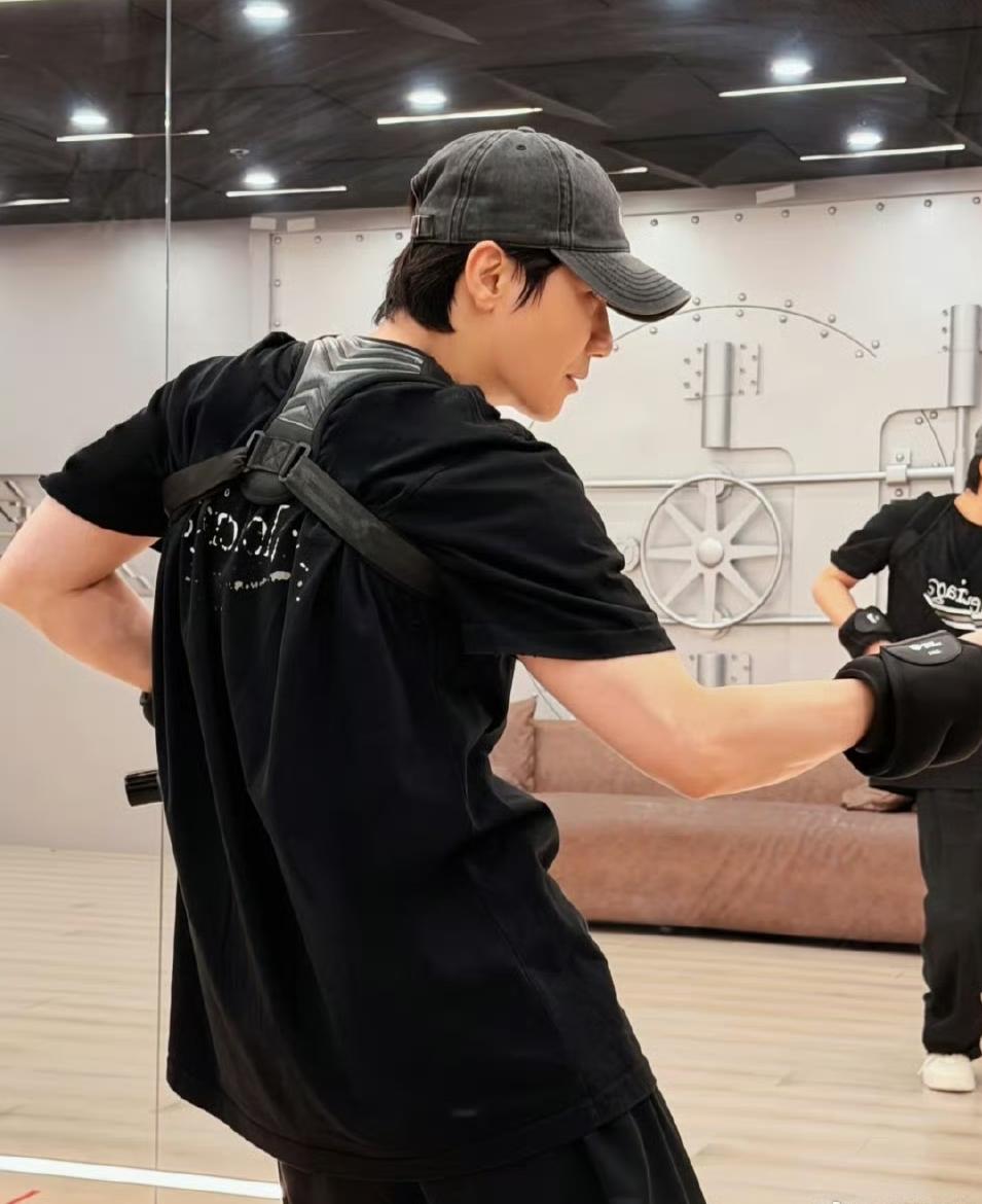 陈楚生上海演唱会要搞大事情啦，演唱会演员人数由原来的10人增加到81人，两次报