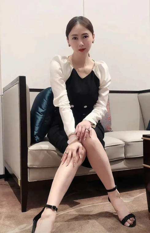 翁虹，168cm，脚上鞋子有点，感觉有点挤脚