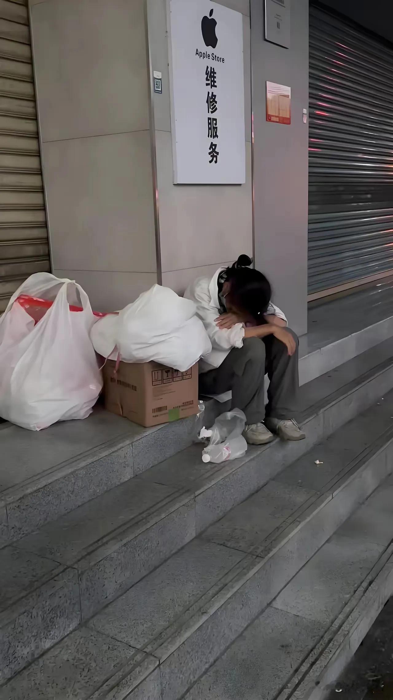 成都。女大学生走出校门，投了几十份简历没找到工作，生活费告罄，只能拖着行李蹲在