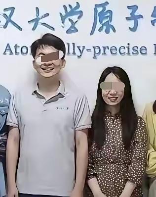 小女儿回忆，7岁就发现父亲和曾某琪是情侣头像，那时候就知道父亲出轨，伤害持续8年