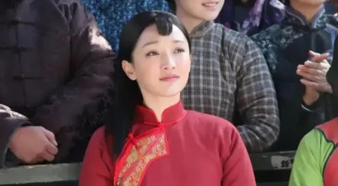 2012年，拍摄《红高粱》时，有一场高粱地强暴的戏，160斤的朱亚文，把80斤的