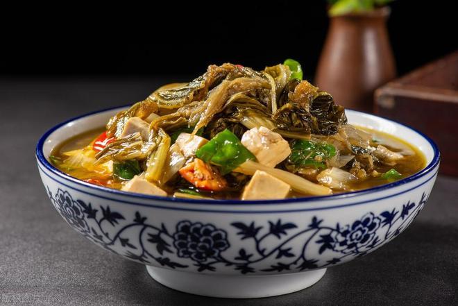 长期吃酸菜，可能会诱发癌症，这4种食物才真的致癌！“酸菜吃多了得癌”，这话你是