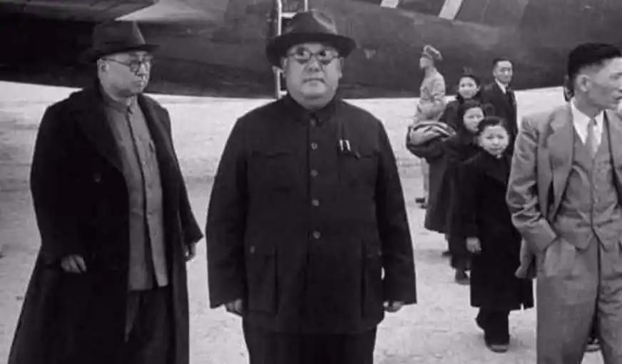 1949年月，马鸿逵与马步芳在广州言归于好，本应与马步芳同去兰州，但是马鸿逵突然