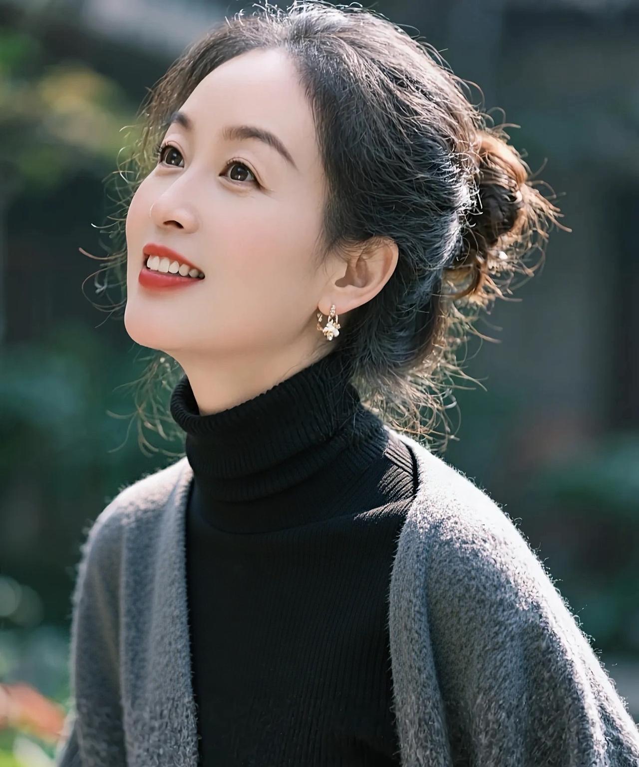 《时光里》时光织韵稠，浅笑驻温柔。鬓畔风轻过，从容岁月收。