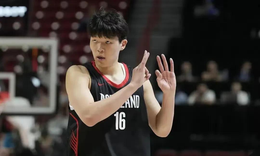 随着杨瀚森的回归，中国男篮亚洲杯比赛大名单大概率如下:1.后卫:赵睿，胡明轩，