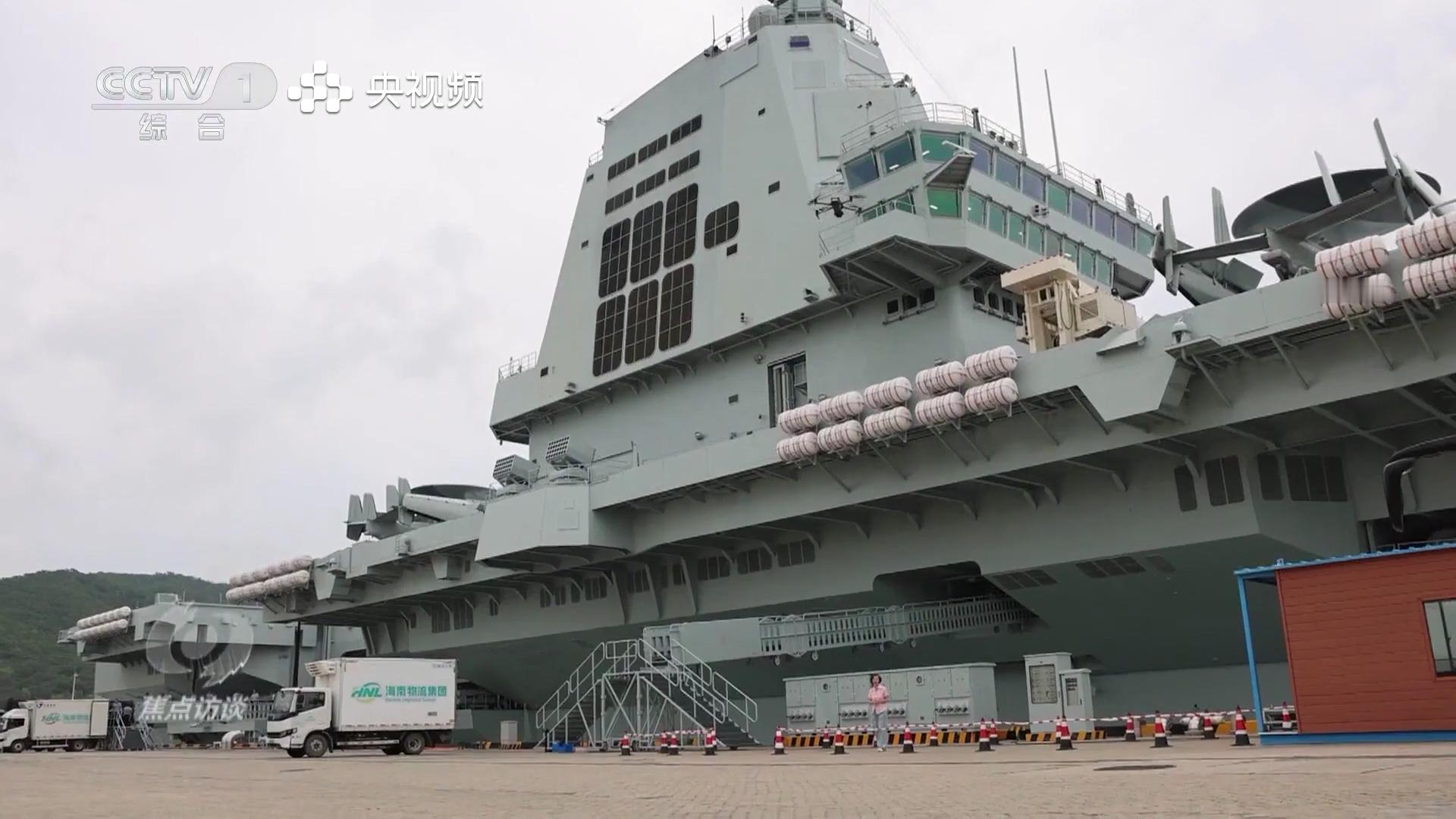 酷！高大威猛的福建舰如果不是穿着粉色衣服似乎很难注意到站在下方的记者烽火问鼎计划