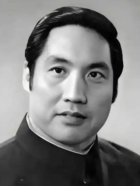 1977年，曾因饰演《红灯记》李玉和红遍全国的钱浩梁，被撤销党内外一切职务、停止