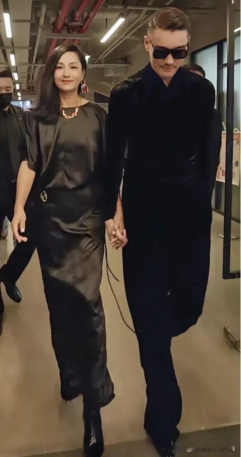 被54岁的瞿颖狠狠地惊艳到了，她一身黑色长款连衣裙，牵着胡兵的手，又飒又美的，脸