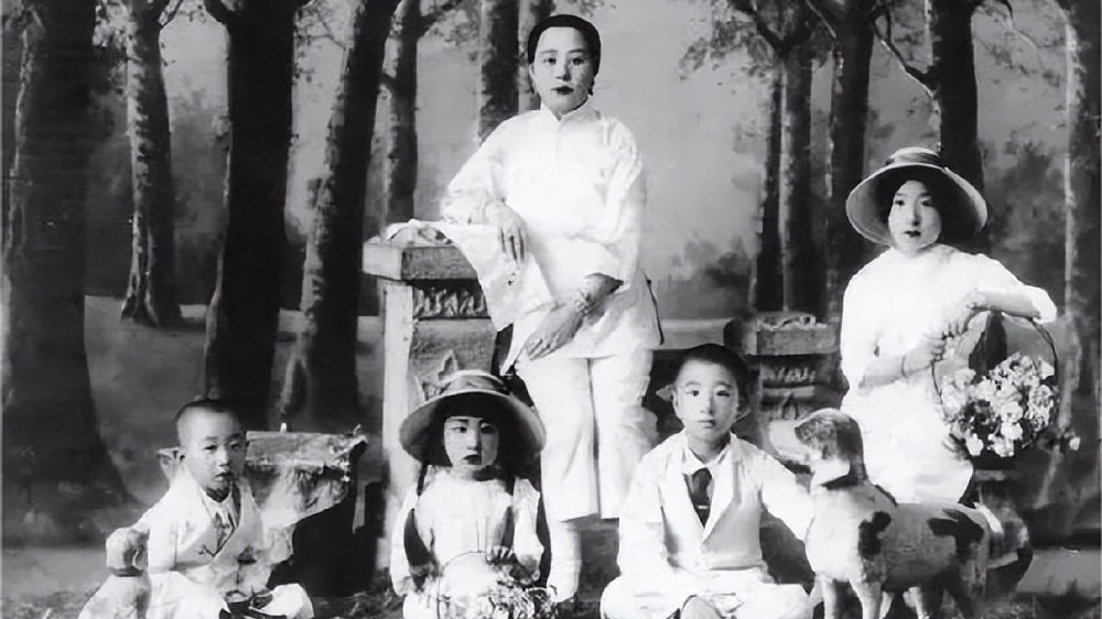 1906年，31岁的张作霖强势娶了18岁的许澍旸。大婚当夜，张作霖搂着许澍旸纤细