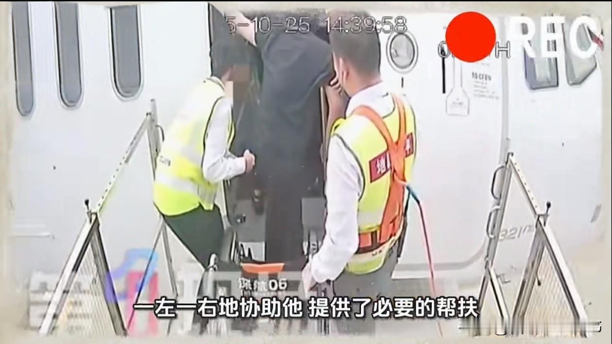 郑智化道歉了,他承认了之前说话用词不准确“连滚带爬进飞机”、“没人性”,“工作人