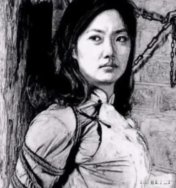 1942年，日军抓住一名女交通员，将她折磨得死去活来，就在她奄奄一息时，一个汉