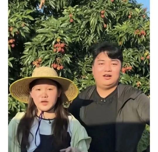 📊成绩亮眼-在广东茂名高州露天果园直播，顶着30多度高温，2小时售出约