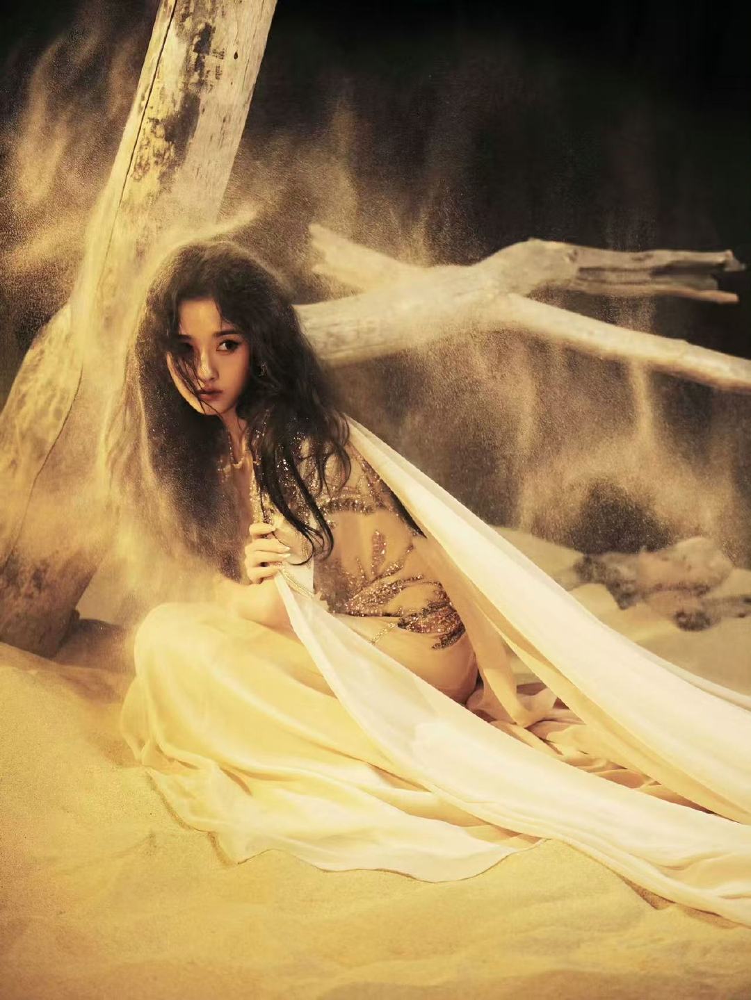 宋祖儿沙粒摩挲中摇曳炽烈的星辰宋祖儿荒漠女神哇！宋祖儿沙粒摩挲中摇曳炽烈的星辰，