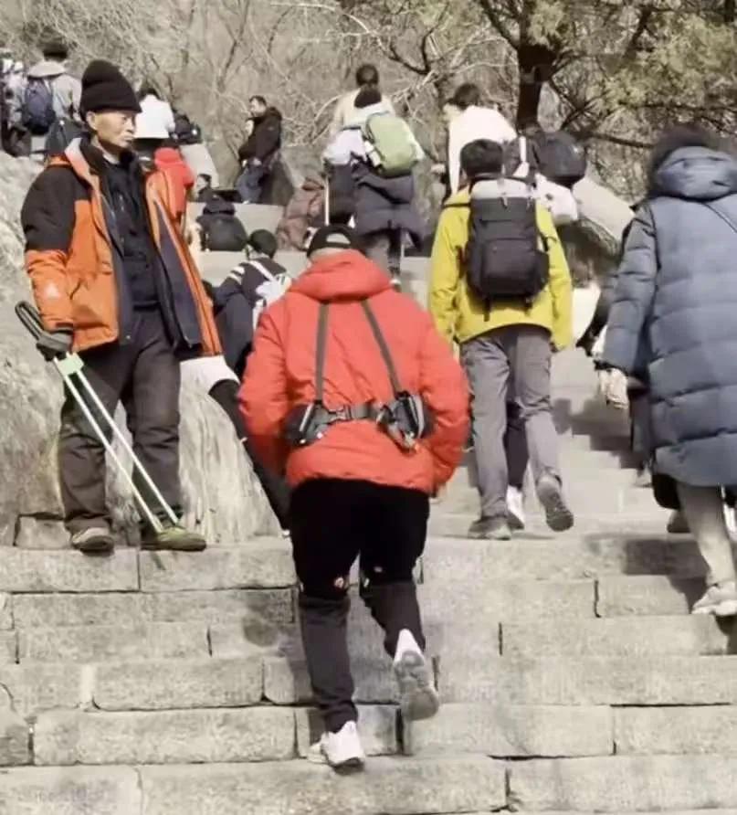 这下好了，在泰山爬山终于不用看别人的脸色了。近日，为了解决游客体力不支、中途放弃