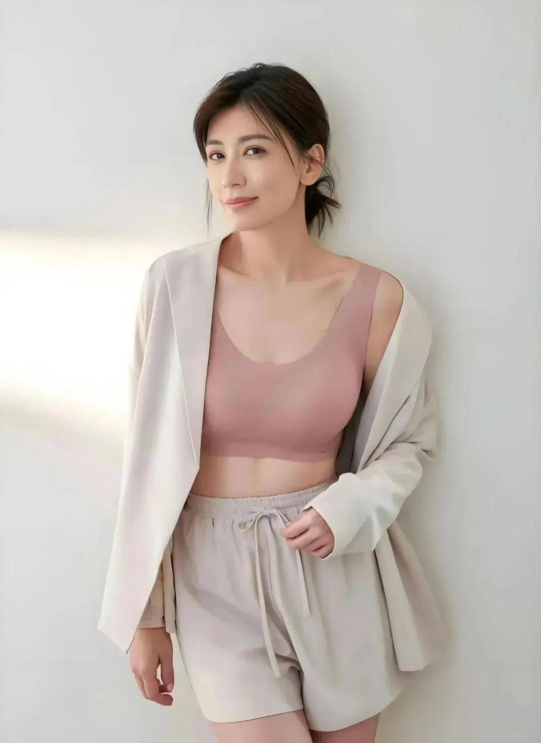 真的会被贾静雯感动到！从赵敏到现在，岁月好像格外偏爱她这组大片，没有过多浓妆