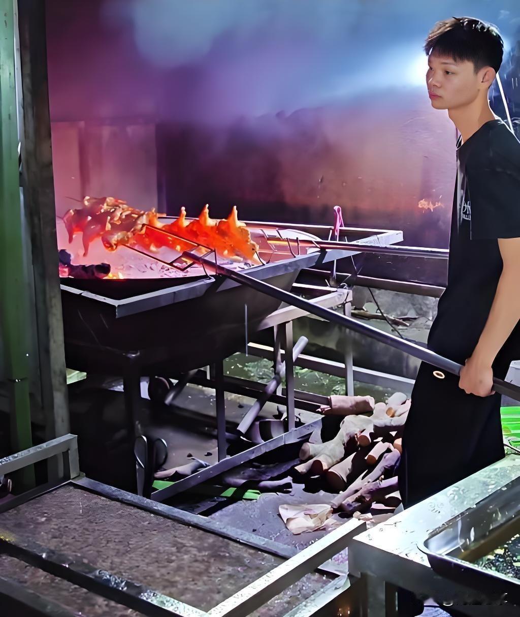 16岁少年用烤鸡改写人生，月入20万的背后是妈妈凌晨五点的闹钟！在深圳霓虹初