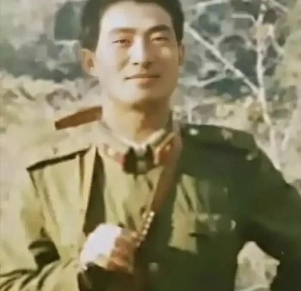 在对越自卫反击战中，曾经涌现出无数的战斗英雄，而今天讲述的这名英雄，他三次参战，