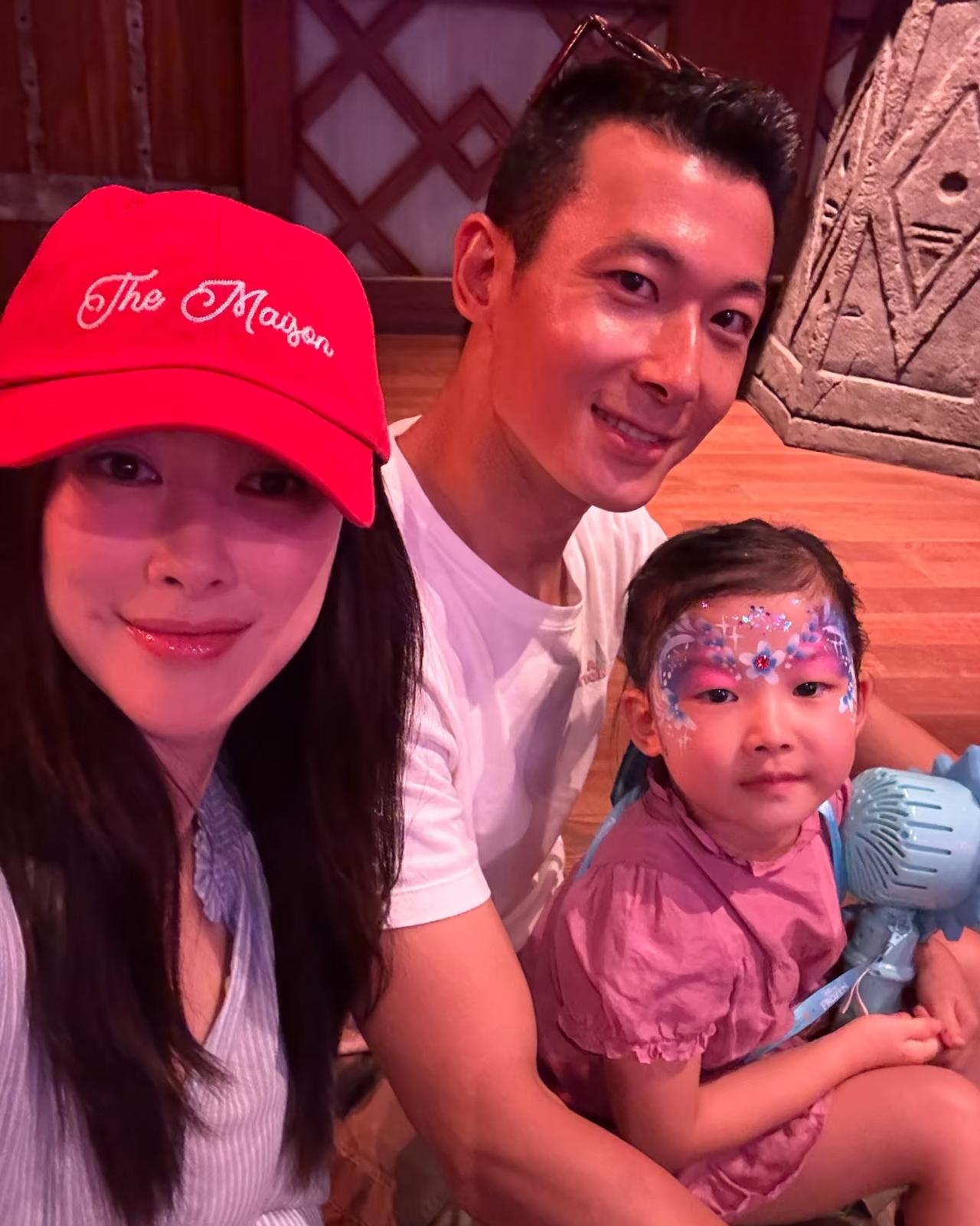 朱珠和老公王昀佳为女儿庆祝4岁生日，一家三口到香港迪士尼乐园游玩，看起来好幸福！