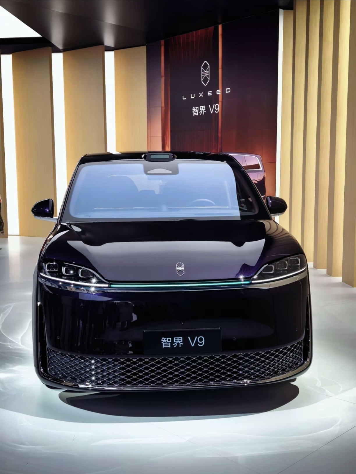 智界V9这台车在年前伪装路试的时候热度就非常大，现在实车外观内饰都公布了，简单聊