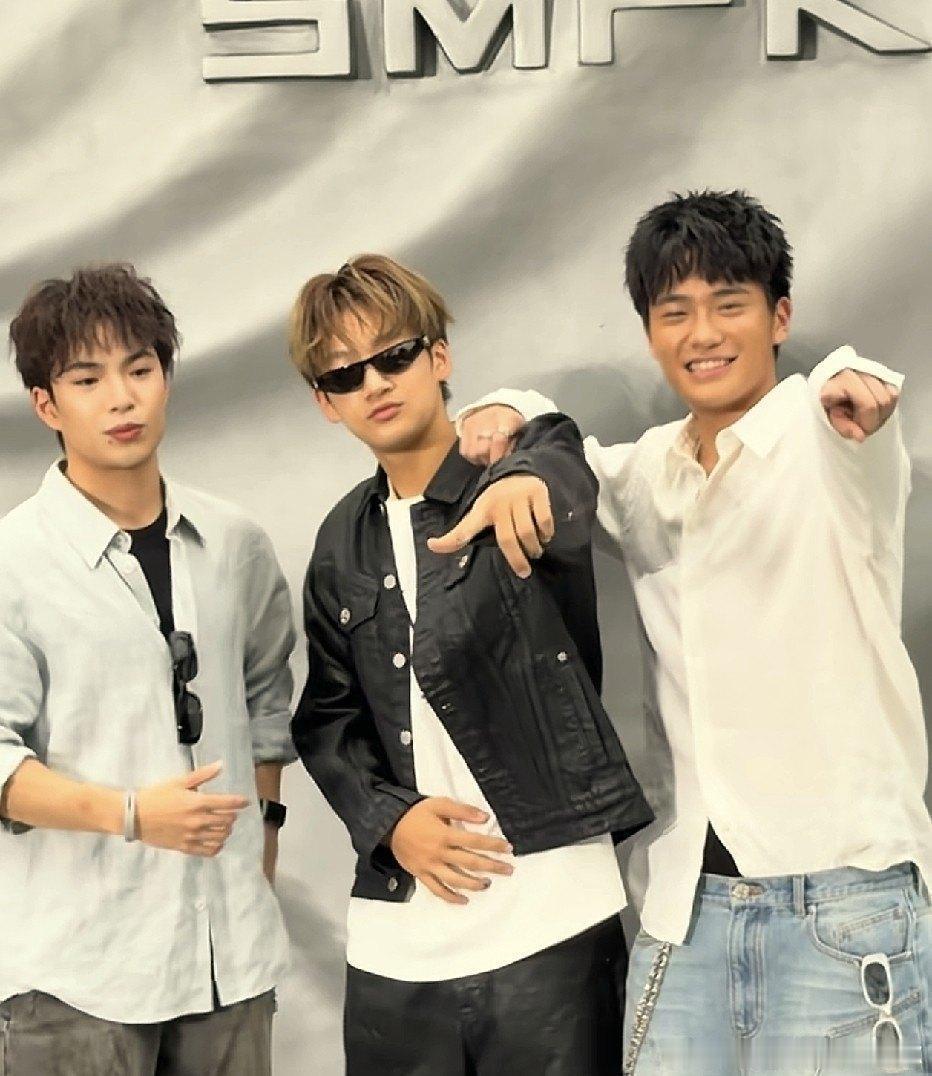 20岁王中磊儿子、18岁曹格儿子、15岁邹市明儿子同框，小时候的萌娃全变样了，网