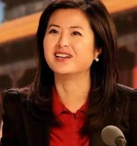 42岁的央视主持人张泉灵辞去工作后，趁着60岁的丈:夫不注意，带着存款147万，