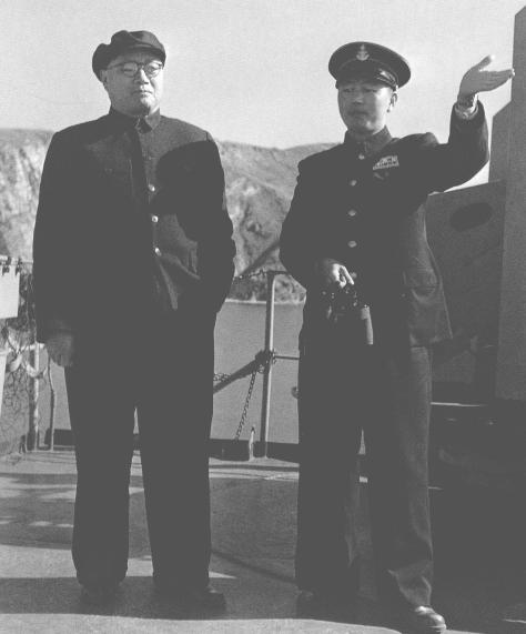 1953年9月，刘伯承视察大连海区，旁边这位年轻军官是当时的第一海军学校副校长刘