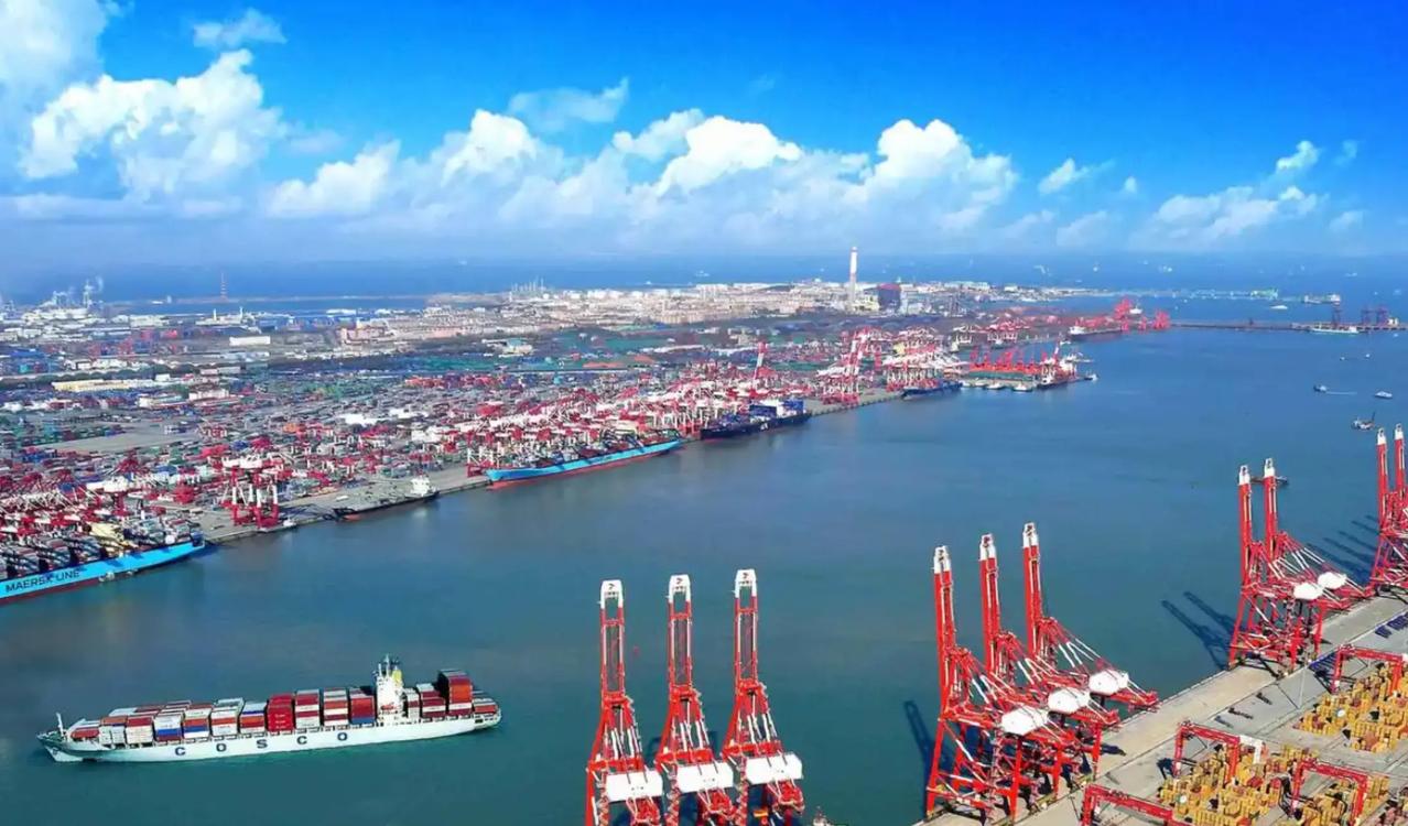 中国的贸易顺差已经接近1万亿美元了，但外贸企业却一批又一批地倒闭，这么说吧，大量