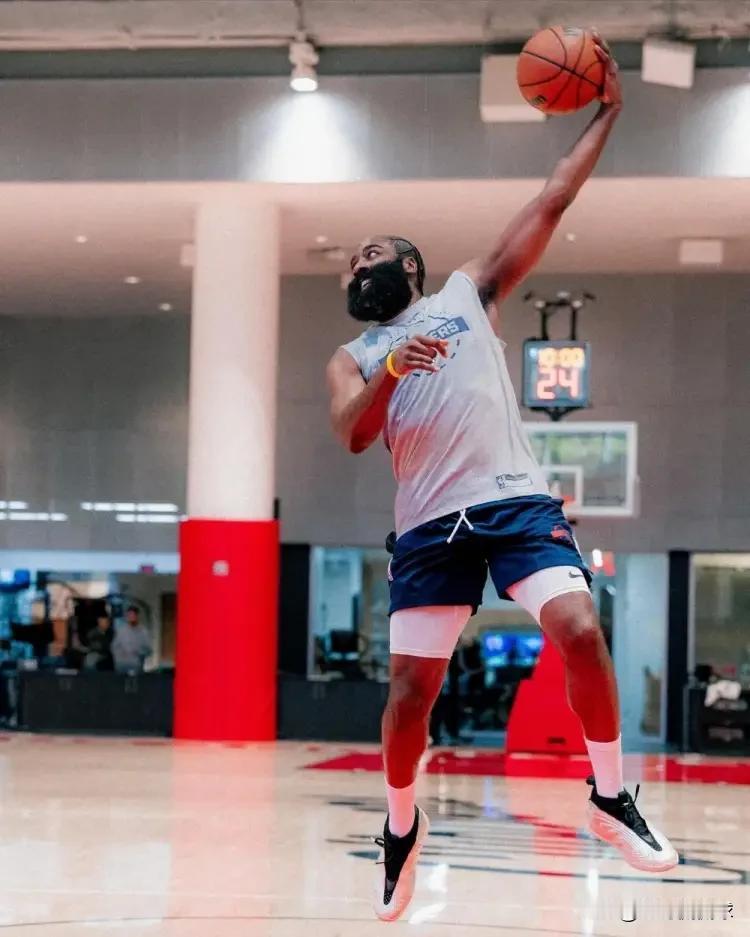 下面是一条关于快船当家控卫哈登的坏消息！明天快船将会在主场迎战灰熊，不过让人感到