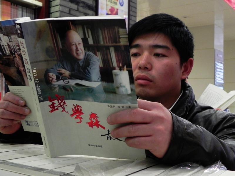 这则故事里的情感，与钱学森当年的选择有着跨越时空的共鸣。不是美国的物质条件不够优