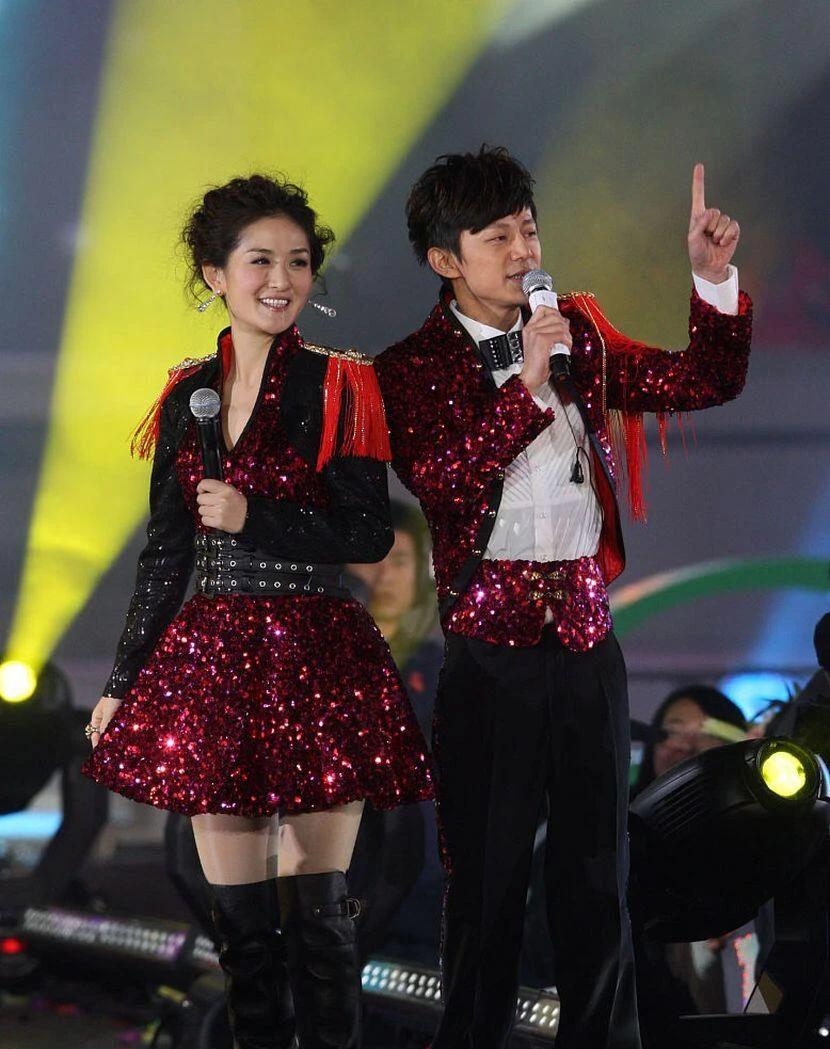 视界大会上，何炅与谢娜惊喜同框，瞬间将时光拉回那段青春岁月！两人举手投足间，默契