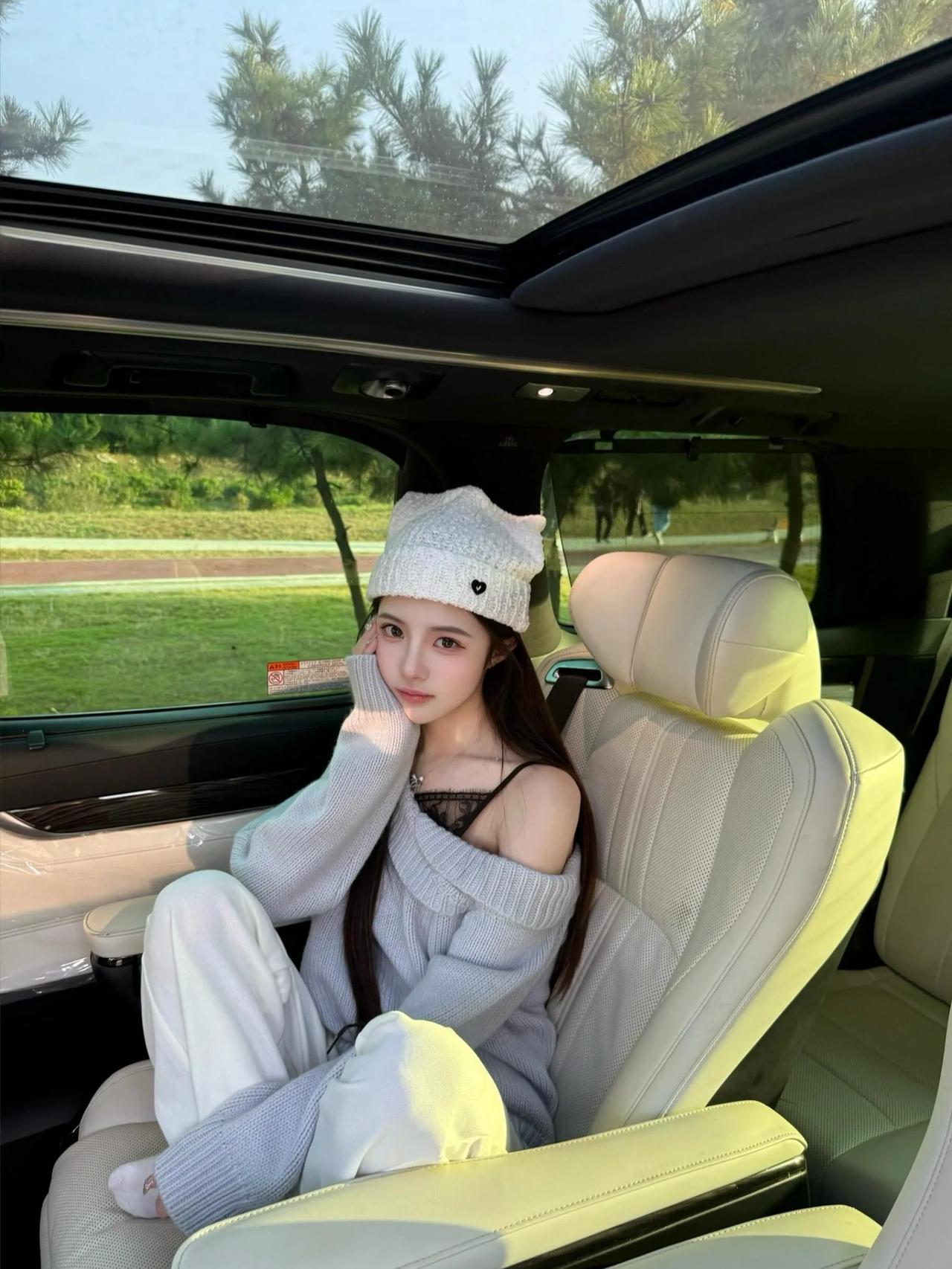 悠闲午后，车内自拍，清新自然，阳光正好。