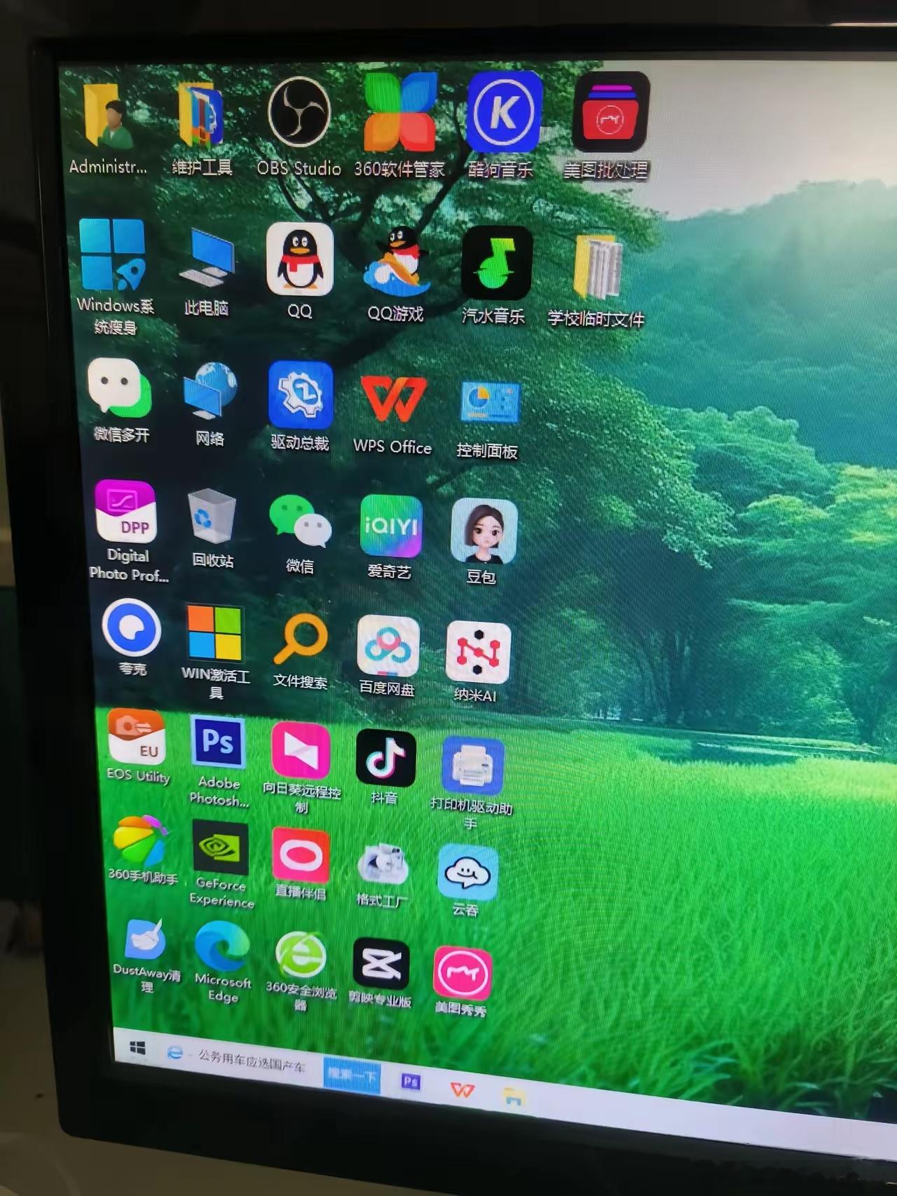 我瞅看了眼自个儿电脑桌面，心里就琢磨着，华为笔记本指定得大卖。老有人在那嘟囔，